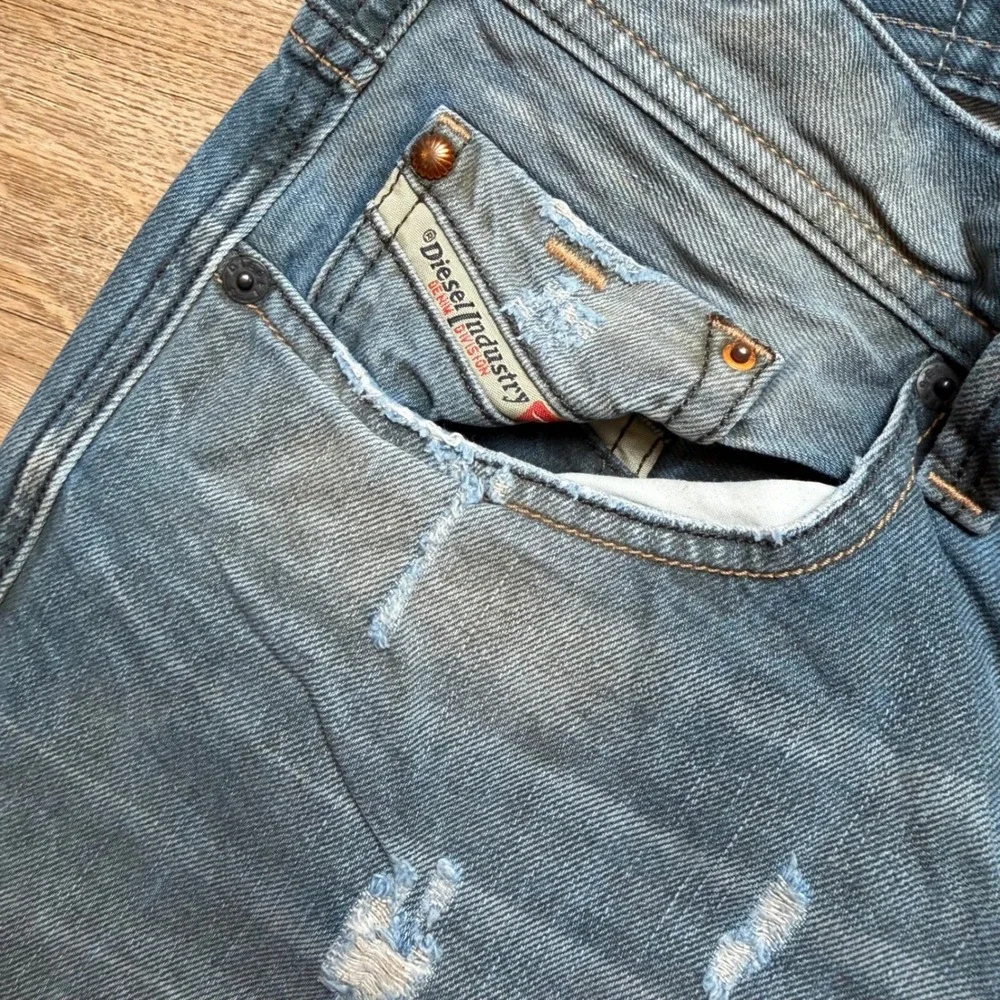 Diesel Larkee-T Jeans Mens 33x32 Blue Tapered Leg Distressed Made in Italy 0068Z